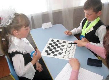 Как научить ребенка играть в шашки