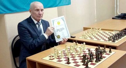 Стоклеточные шахматы играть с компьютером